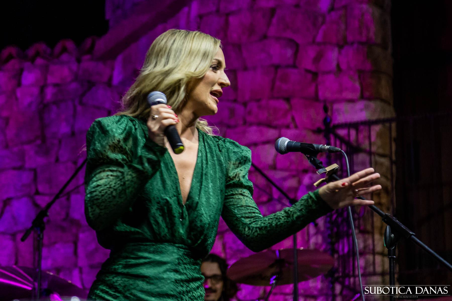 Tijana Bogićević održala koncert na Letnjoj pozornici