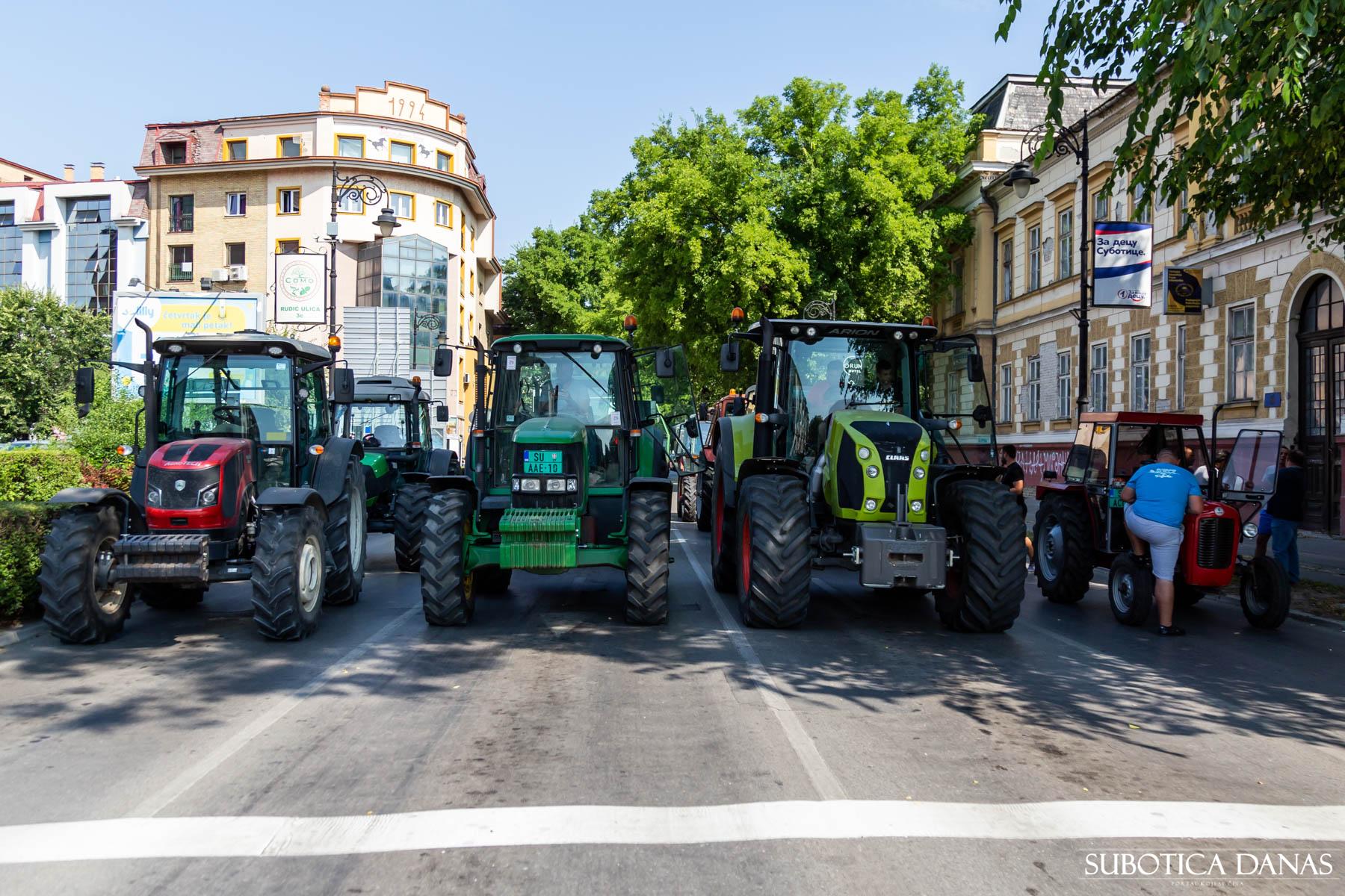 Protest poljoprivrednika nastavljen, čeka se ishod razgovora sa predstavnicima vlasti u Beogradu
