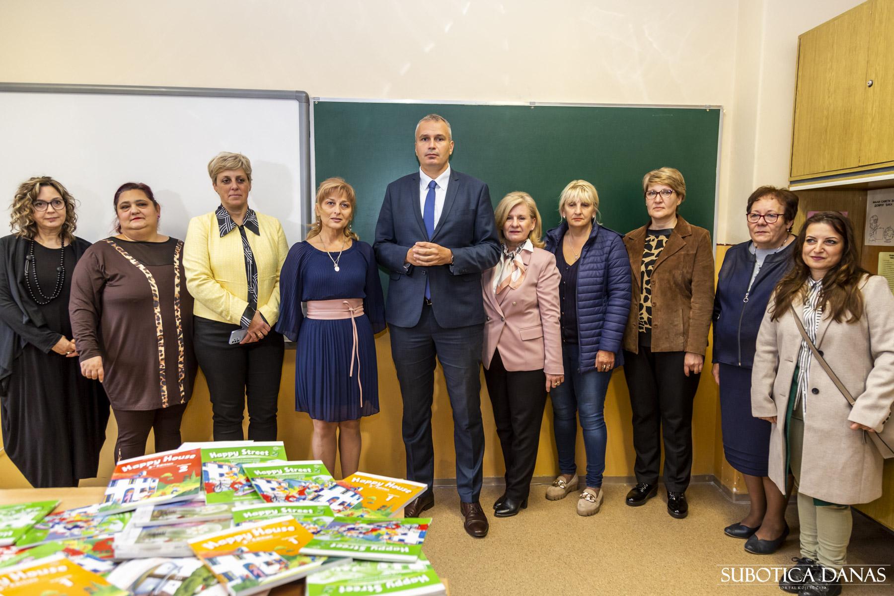 Učenicima romske nacionalnosti dodeljeni besplatni udžbenici