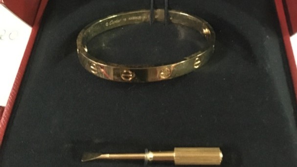 E-licitacija trajno zaplenjene robe – zlatan nakit, dukati, zlatna poluga od 50 grama, sat “Hublot”