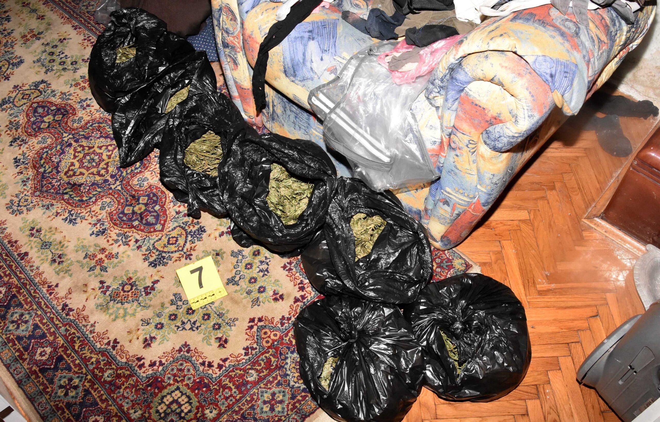 Subotičani skrivali skoro 10 kilograma marihuane u teglama i džakovima