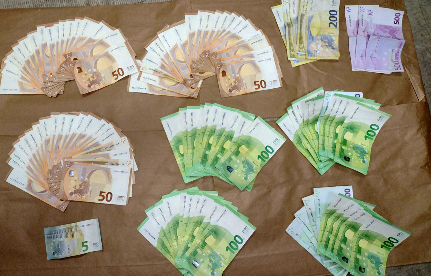 Kod dva Marokanca pronađeno 9.255 evra, 202 falsifikovane lične karte, 283 kartice i pet pečata