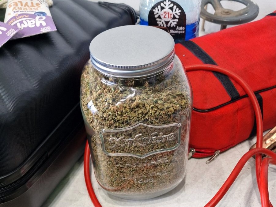 Na Horgošu pronađena tegla napunjena sa marihuanom