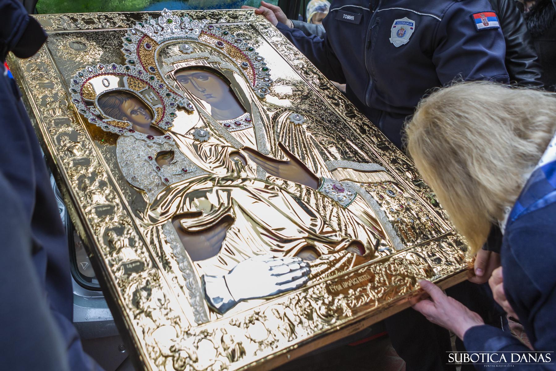 U hram Svetog Nektarija Eginskog stigla ikona Presvete Bogorodice Trojeručice