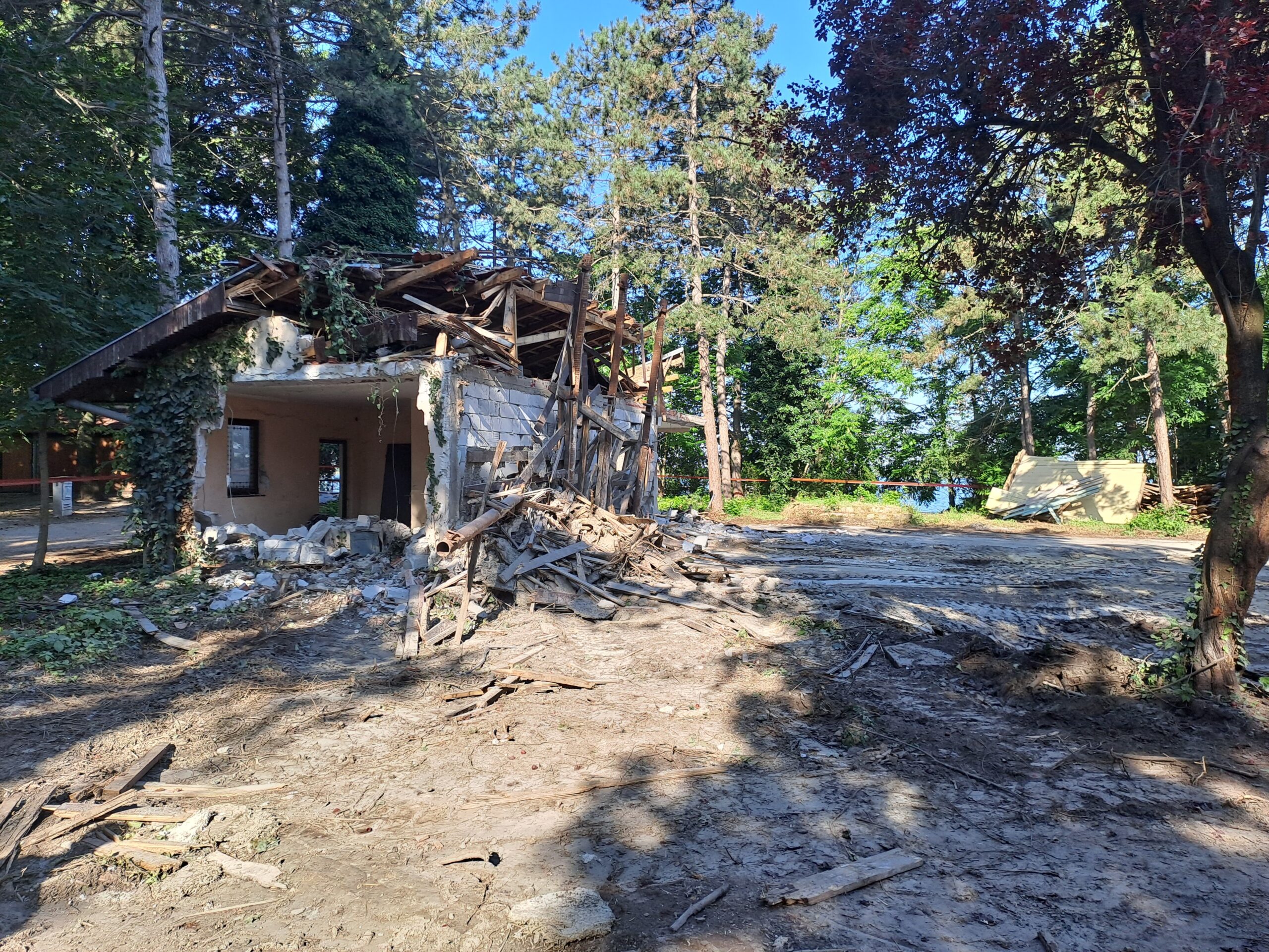 Nastavlja se uređenje Vikend naselja, srušena još dva objekta uz obalu jezera Palić